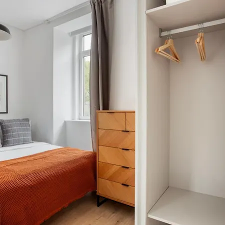 Experience Luxury In Lisbon: Embrace Central Comfort Habitación en casa particular *